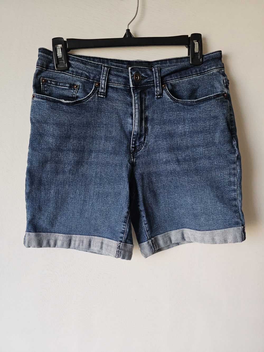 DKNY Jeans Women’s Medium Wash Cuffed Denim Shorts Size 4